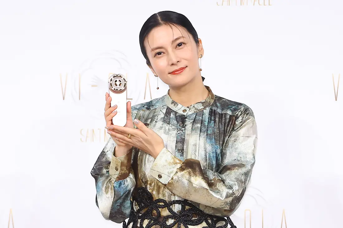 美顔器アンバサダー就任発表会で商品を紹介する柴咲コウさん